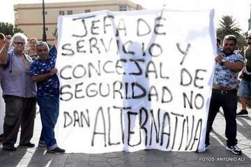 Protesta de vecinos y feriantes (Foto y Antonio Alí)